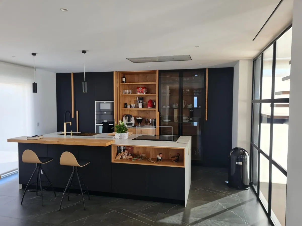 Cocina en negro mate con roble e isla de porcelánico — montada