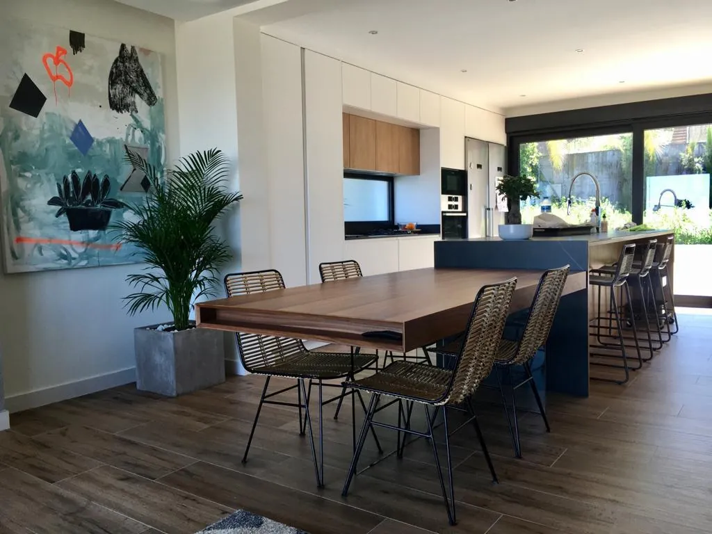 Cocina blanca con office y mesa de madera — montada
