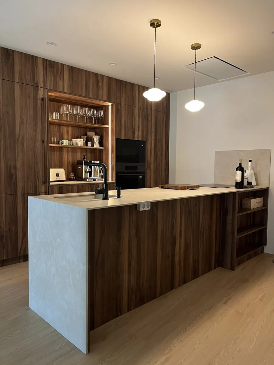 Cocina en nogal con isla de porcelánico — montada
