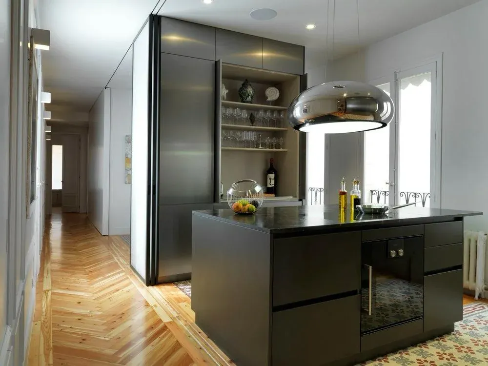 Cocina con isla oscura y suelo de espiga — montada