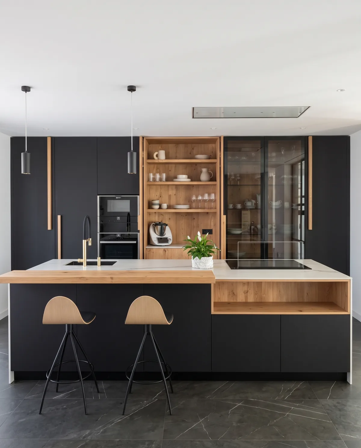 Cocina negra con isla, barra de roble, estantería de roble y vitrina