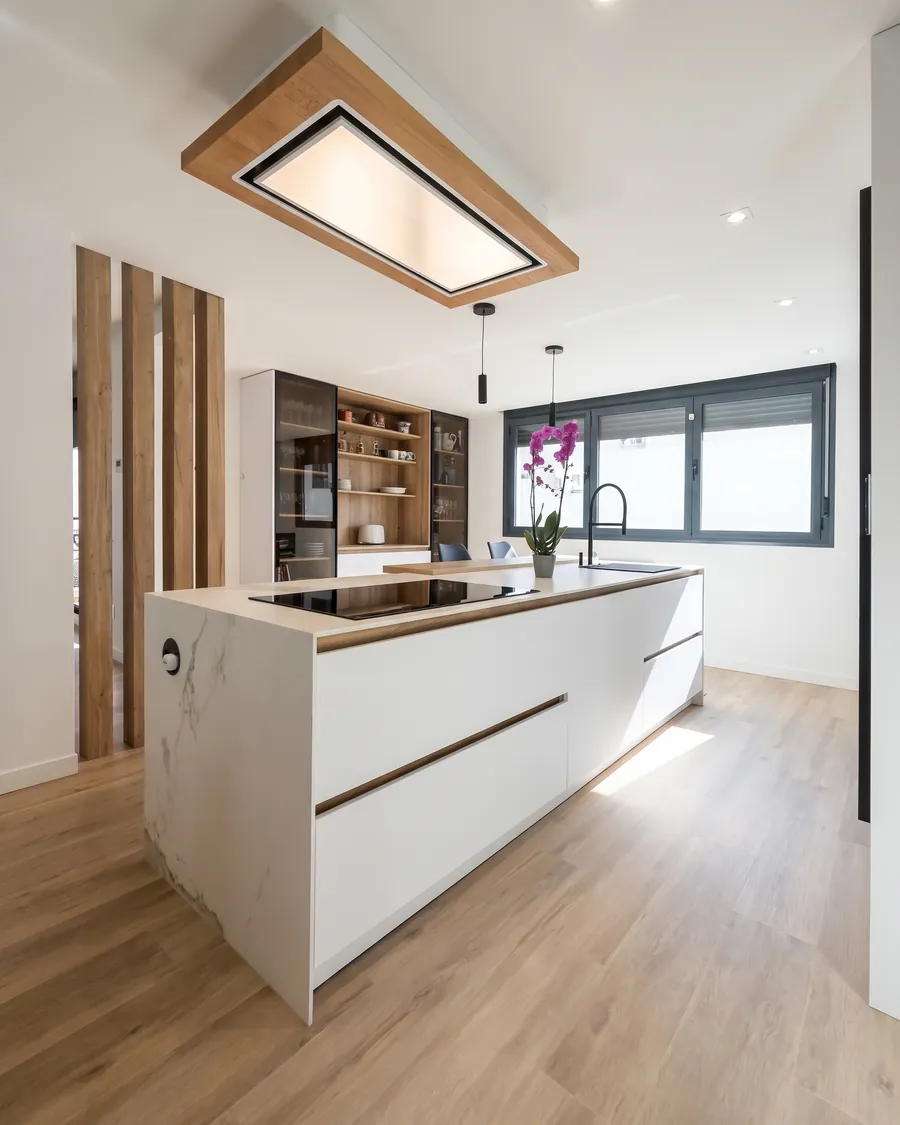Cocina blanca con isla y campana de madera al techo